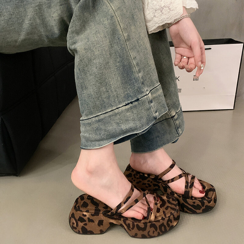 Sandal wanita musim panas Chunky, sandal wanita modis, pita sempit, sepatu Platform, selop datar, sepatu motif macan tutul kasual