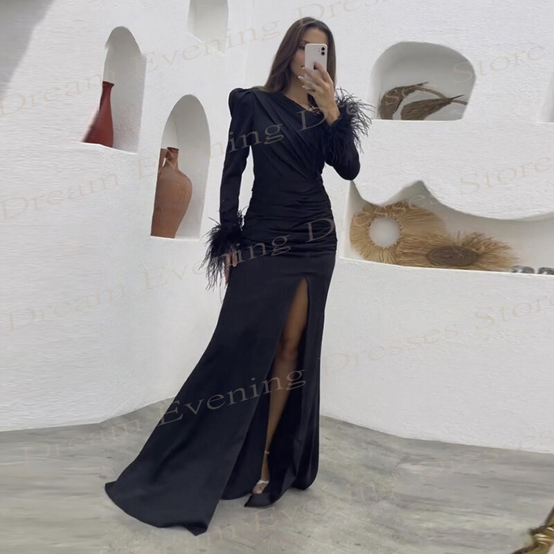 2024 Klasyczne seksowne czarne damskie suknie wieczorowe o kroju syreny z piórami Plisowane suknie na bal maturalny z długim rękawem i wysokim rozcięciem Robe De Soiree