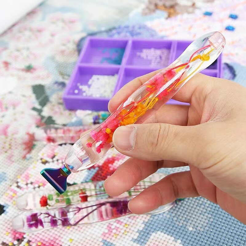 ปากกาศิลปะเพชรปากกาเพ้นท์สีเพชรทำจากเรซิน5D พร้อมตัวยึดที่เป็นโลหะอุปกรณ์วาดภาพเพชรชุดกล่องเครื่องมือปากกาเจาะ