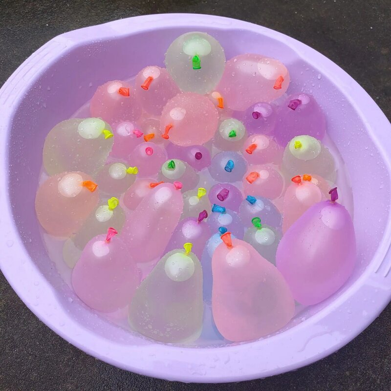 Brinquedos engraçados balões de água para crianças, bombas mágicas, festa na praia verão, enchimento ao ar livre, adultos, crianças