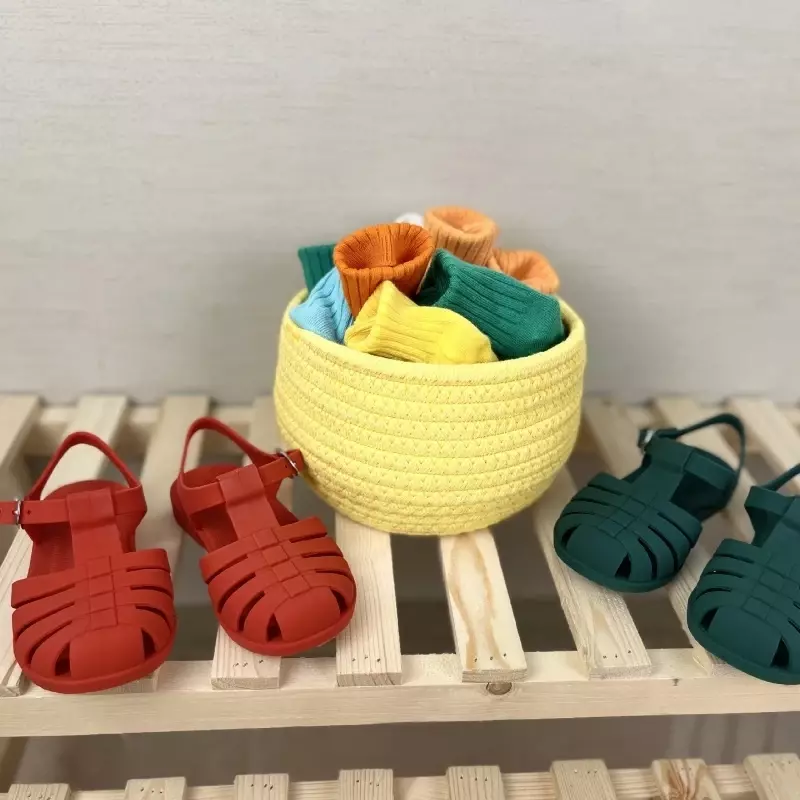 Sandálias de verão para bebê e crianças, sapatos ocos com fivela de metal, sapatos de praia para meninos e meninas, estilo romano, 2024