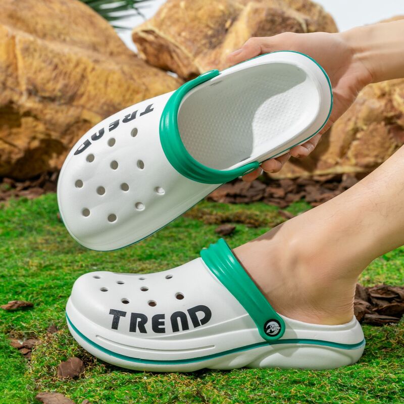 Sandal musim panas pria Fashion 2024 sandal lembut EVA antiselip sandal jepit pantai luar ruangan untuk pria sepatu Rumah Tangga nyaman