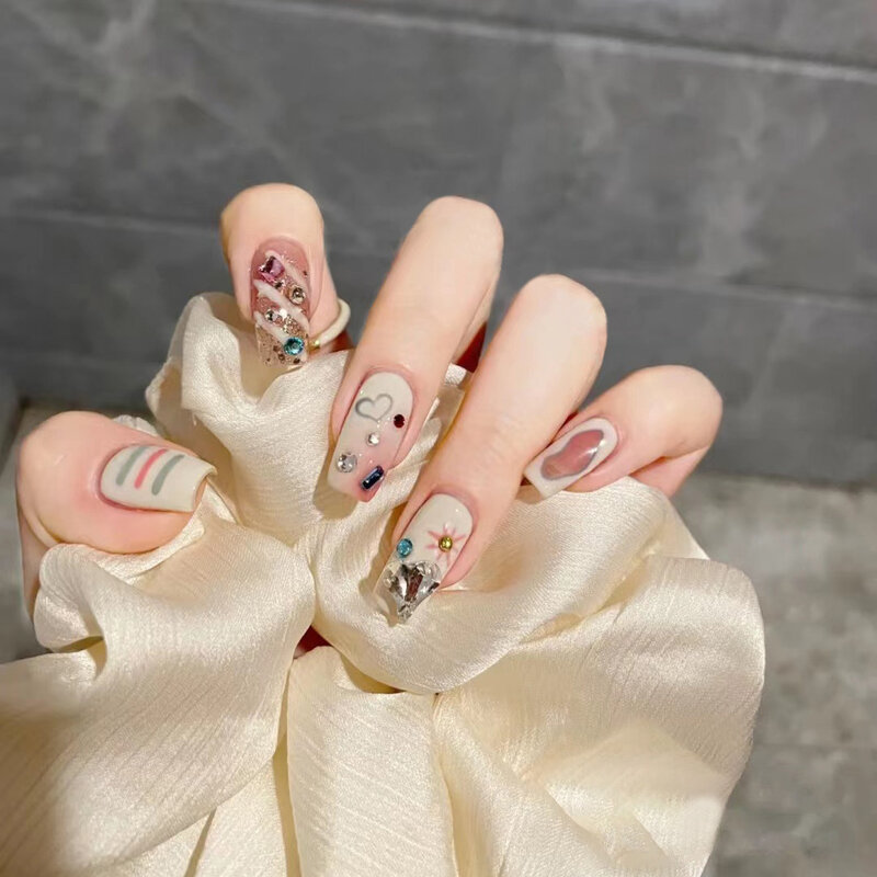 24 pezzi indossabili rosa stampa su punte di unghie finte con colla unghie finte design farfalla bella ragazza unghie finte con strumenti di usura