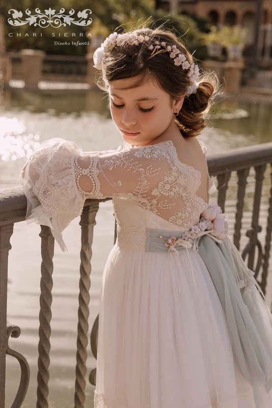 FATAPAESE Romantic Spectacular Communion Dress Empire Cut Sheer Embroidery V-Back French Sleeves and Double Skirt Flower Girl