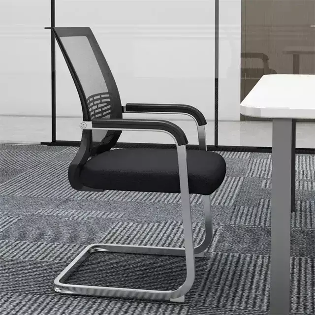 Chaise de bureau de salle de conférence en forme d'arc, dossier en maille respirant avec accoudoirs, mobilier de bureau suspendu dans l'air