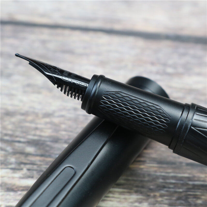 Black samurai penna stilografica di alta qualità Black Forest eccellente pennino in titanio forniture scolastiche per ufficio che scrivono penne a inchiostro liscio