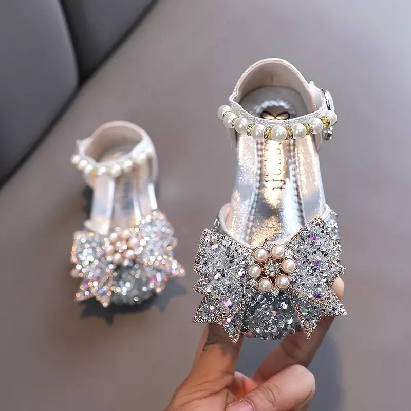 Dziecięce cekinowe perłowe sandały z kokardą 2024 słodkie dziewczyny księżniczki skórzane buty dziecięce miękkie dolne sandały
