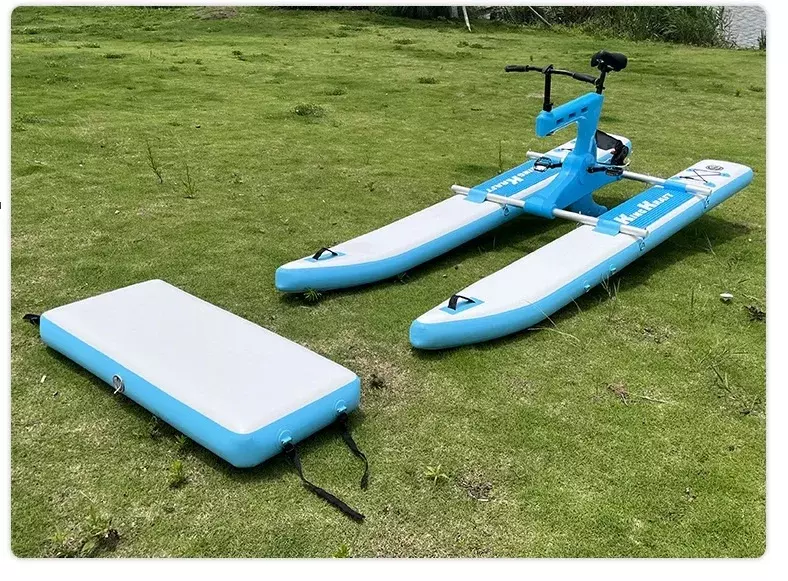 Bicicletta gonfiabile galleggiante con un sedile per bici da mare con bicicletta da lago