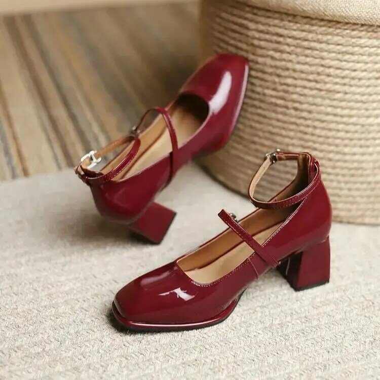Scarpe da donna con tacco alto primavera 2024 nuove scarpe Chunky retrò francesi per le donne scarpe da donna Mary Jane tacchi alti con punta quadrata