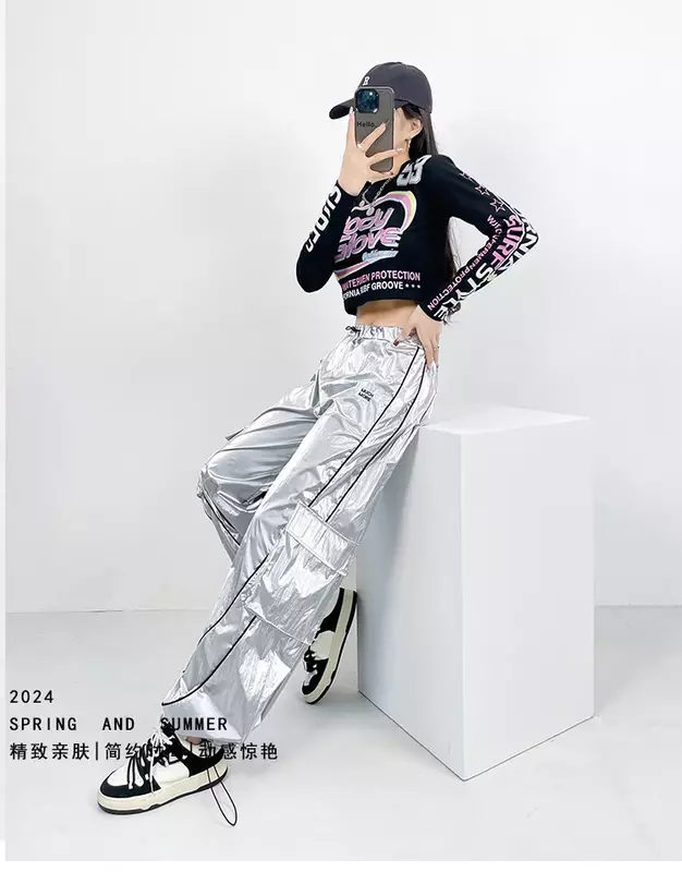 Koreańska dziewczyna grupa z tym samym jasnym srebrnym garniturem ze spodniami, taniec jazzowy koreański, występem hip-hopowym punkowym, trendem tanecznym hip-hopowym