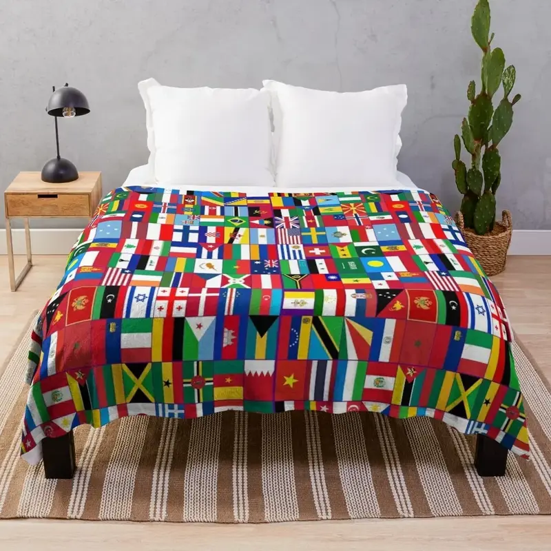 Флаги мира, пушистый диван, искусственные одеяла