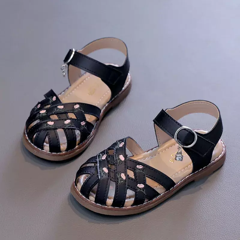 Sandal anak perempuan, musim panas gadis putri sandal manis bordir anak kinerja sepatu Fashion anak-anak kasual potong sandal bawah lembut