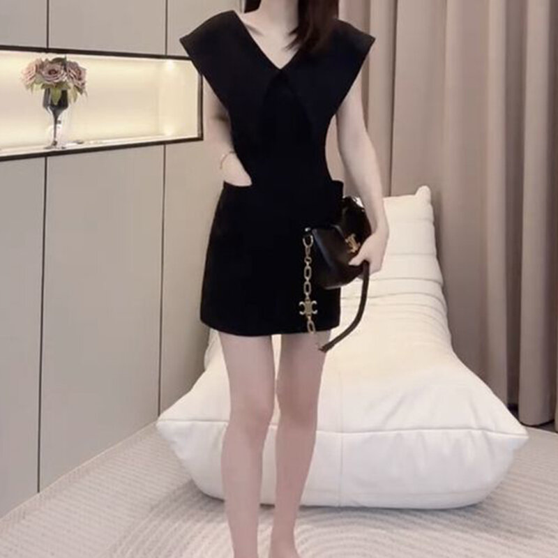 Dress women's summer 2024 new fashion big lapel pocket western high-end V-neck black slim skirt.