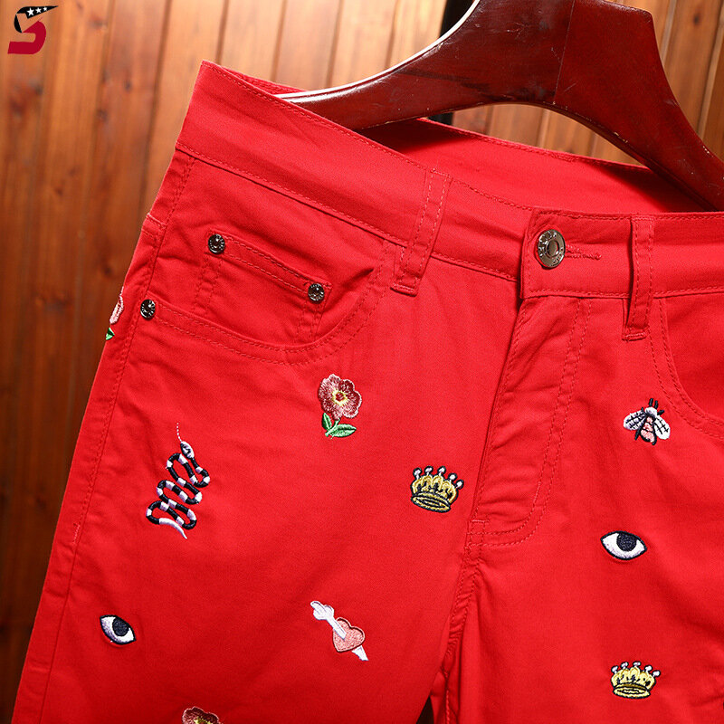 Rote Jeans shorts für Herren Sommer bestickte Slim Fit Straight Leg elastische personal isierte Street Trend Denim Capri hose