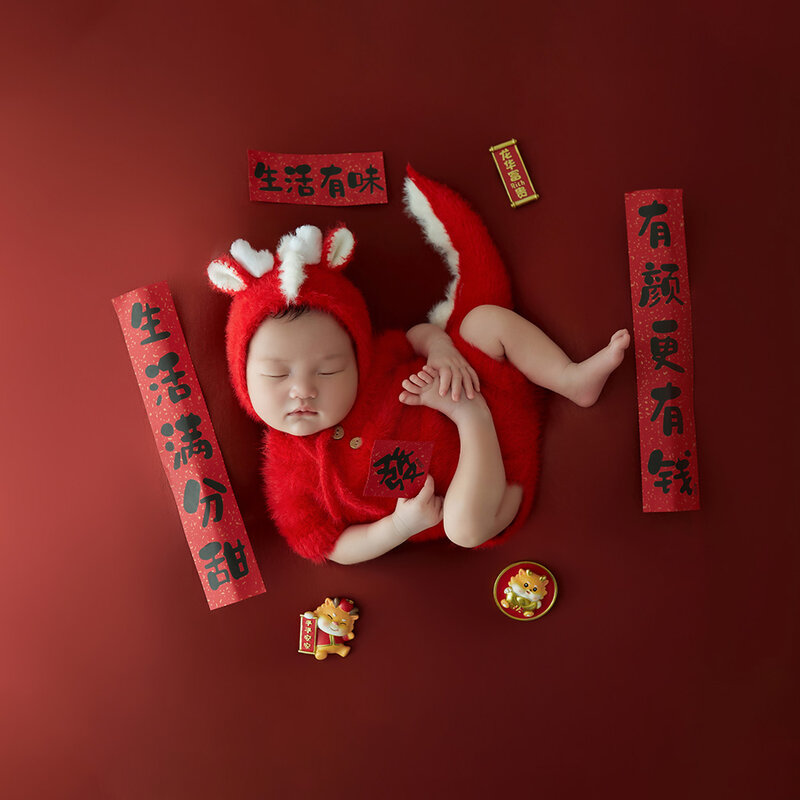 Pakaian fotografi baru lahir, kostum naga rajut dengan ekor couplet Musim Semi Tiongkok, pakaian foto tema Tahun Baru