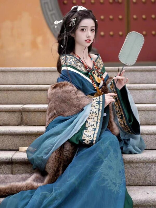 Hanfu Beauty Figure Series Cross Necked Strijdende Staten Gewaad Zware Industrie Geborduurde Staart