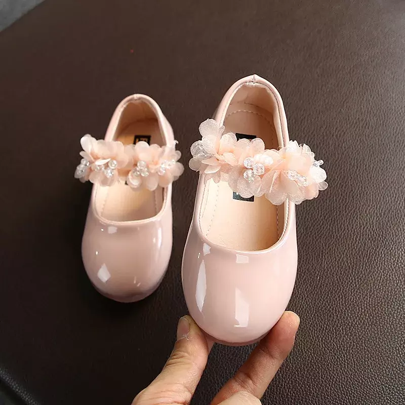 Sapatos de couro macio para menina, princesa sapatos com design de flores, sapatos únicos para festa de casamento, a966