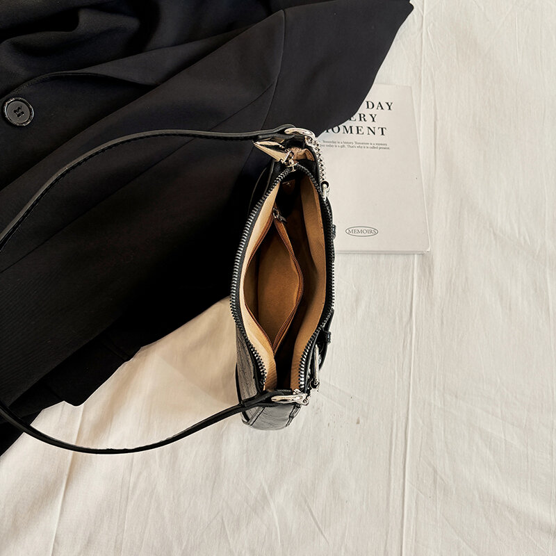 Bolsa de ombro prateada feminina, bolsa de couro com corrente, bolsa compradora axilas, com zíper, crossbody, tendência designer, moda, 2024