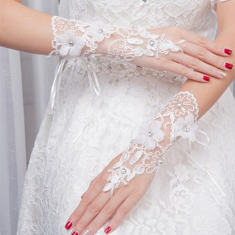 قفازات زفاف قصيرة مطرزة للنساء ، دانتيل أبيض ، بدون أصابع ، زينة بالترتر ، إكسسوارات الزفاف