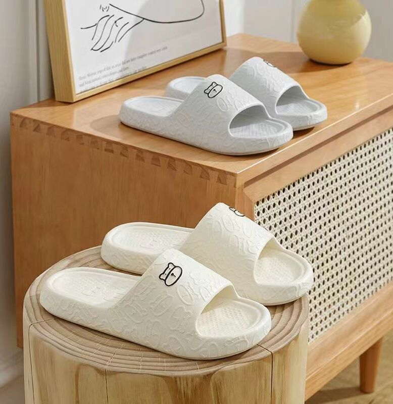 Sandal biasa terbuat dari bahan sederhana dan sehat, dan sandal untuk pria dan wanita tahan lama.