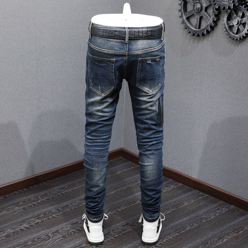 Jeans Slim Fit elastici da uomo di moda di strada Jeans spaccati blu intenso retrò di alta qualità con toppa in pelle da uomo di marca Hip Hop