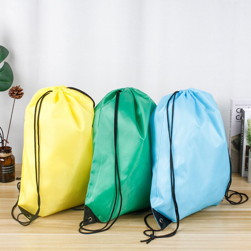 กระเป๋าเป้สะพายหลังสีสันสดใสแบบผูกเชือกกระเป๋ากันน้ำกีฬาสีทึบแบบเรียบง่ายสำหรับทุกเพศ