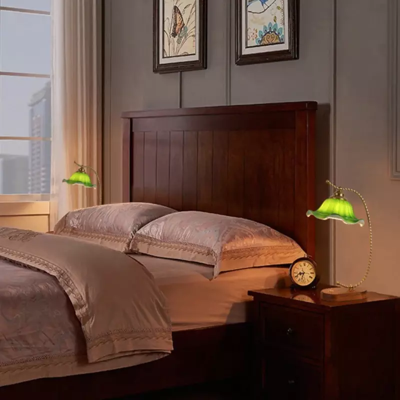 Lampu samping tempat tidur mewah Retro Prancis, lampu meja kayu padat besi kaca E27 sakelar kap lampu daun Lotus lipit untuk kamar tidur