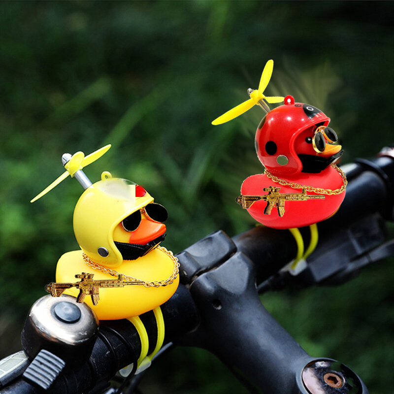 Pato amarelo com capacete para decoração interior do carro, bicicleta ornamentos sem luzes, acessórios do motor
