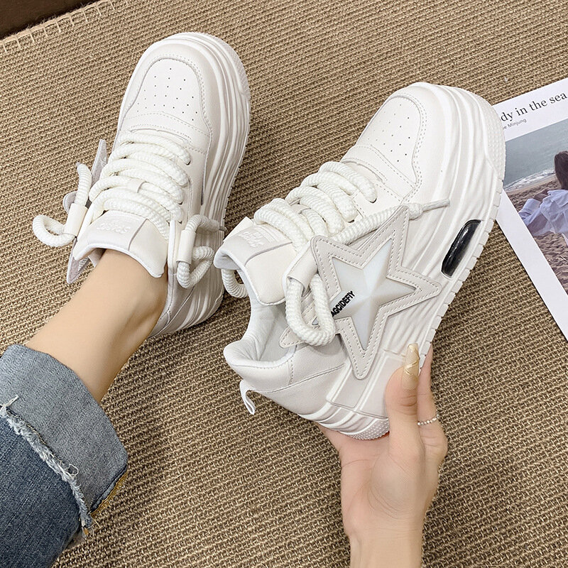 Luksusowe buty damskie 2023 nowe lekkie modne uniwersalne obuwie mały biały damskie Matsutake gruba podeszwa buty sportowe
