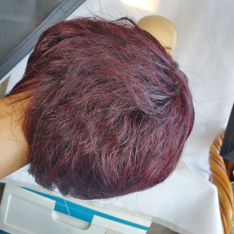 Claret wig rambut pendek berlapis pendek, dengan lapisan Bening, terbuat dari serat kimia, menunjukkan pesona individu