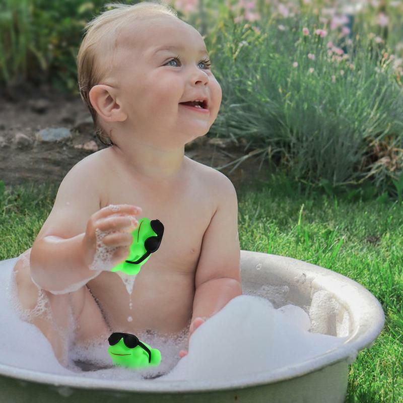 Giocattolo da bagno rana 16 pezzi piccolo verde galleggiante rana giocattoli occhiali da sole Design gomma bagno squittio giocattoli suono vasca da bagno giocattolo per la spiaggia