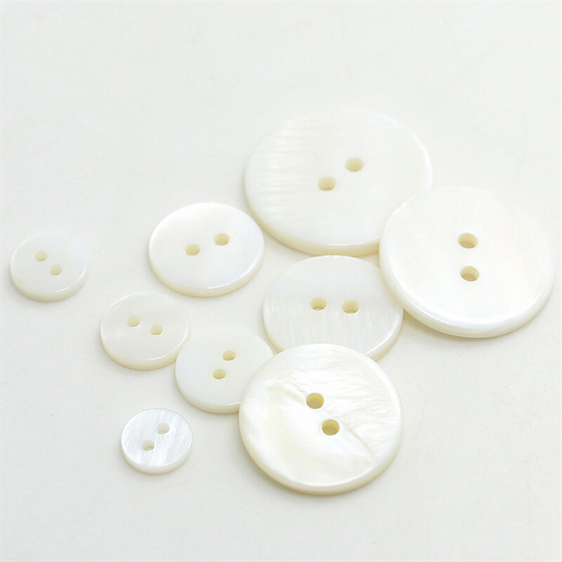 Biały guzik perłowy 10mm naturalna muszla guzik perłowy s dwa otwory obrabiany do robótek ręcznych 100 sztuk/paczka
