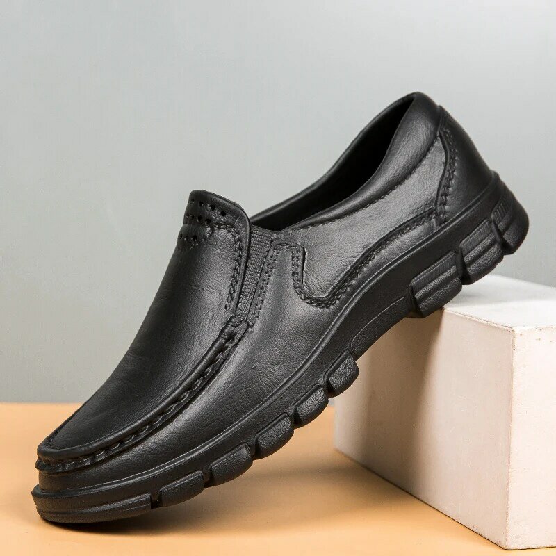 Scarpe da cuoco impermeabili scarpe Casual in pelle da uomo scarpe da guida da lavoro resistenti all'olio in rete leggera Slip on EVA Plus Size 39-48