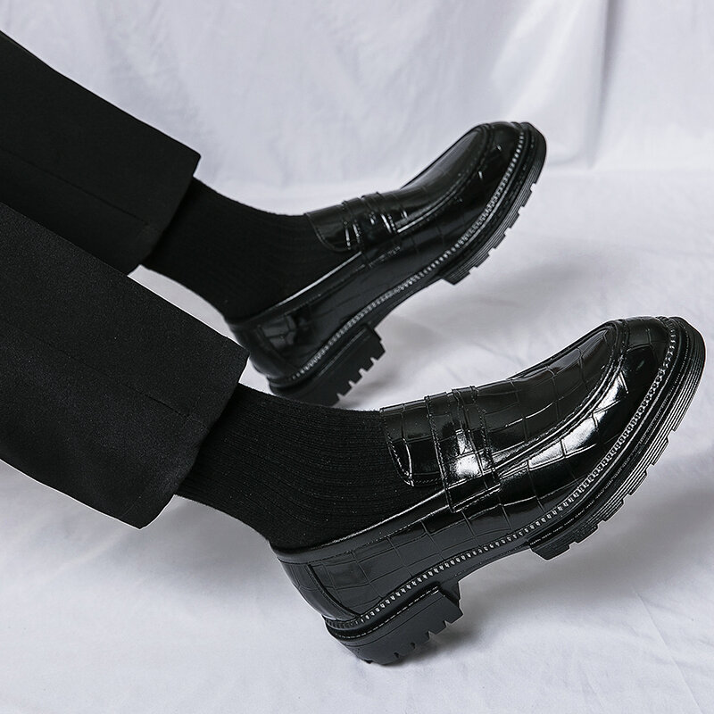 Sepatu gaun kepala bulat klasik Inggris merek mewah sepatu pernikahan hitam kulit paten pria sepatu Formal Oxford mode mengkilap