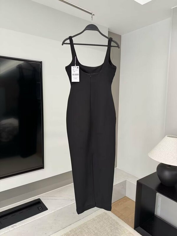 New elegant and fitted mid length dress in black