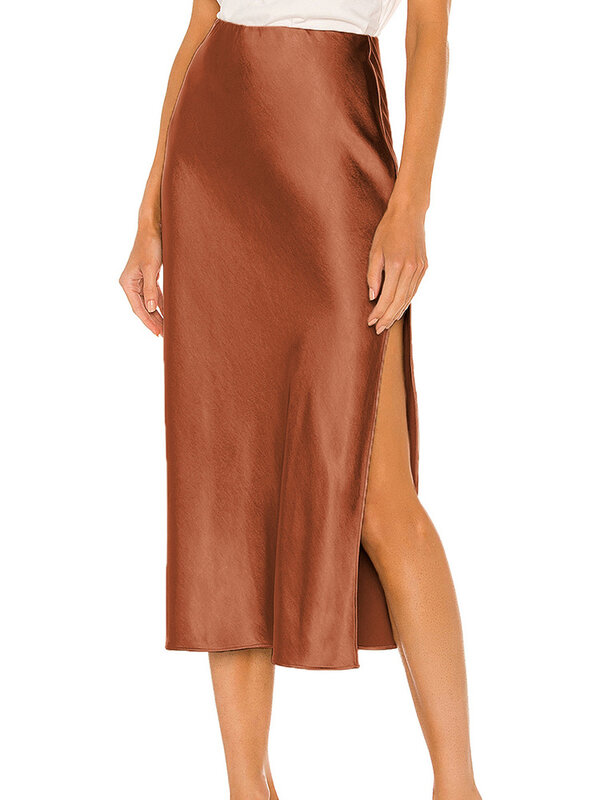 Женская атласная юбка средней длины с высокой талией и разрезом сбоку
