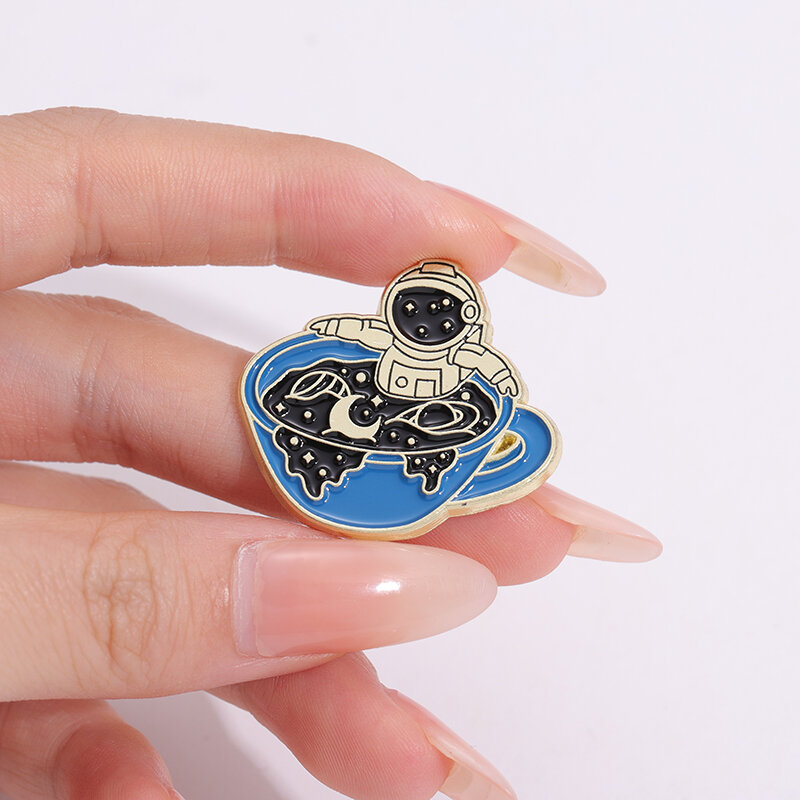 Creative Cartoon Aerospace Astronaut Design Metal Enamel Brooch Cute Starry Sky Galaxy Space Badge Enamel Pin Fashion Jewelry