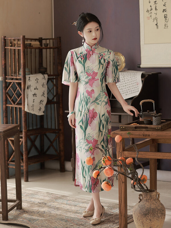 فستان حريمي محسّن من FZSLCYIYI بأكمام طائر اليوسفي من تشيباو بأوراق شجر صينية تقليدية مطبوعة من الساتان شيونغسام