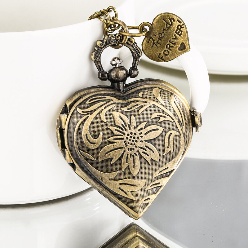 Precioso colgante de bronce en forma de corazón, reloj de bolsillo de cuarzo para mujer, relojes de collar, pantalla de números árabes, reloj de bolsillo exquisito