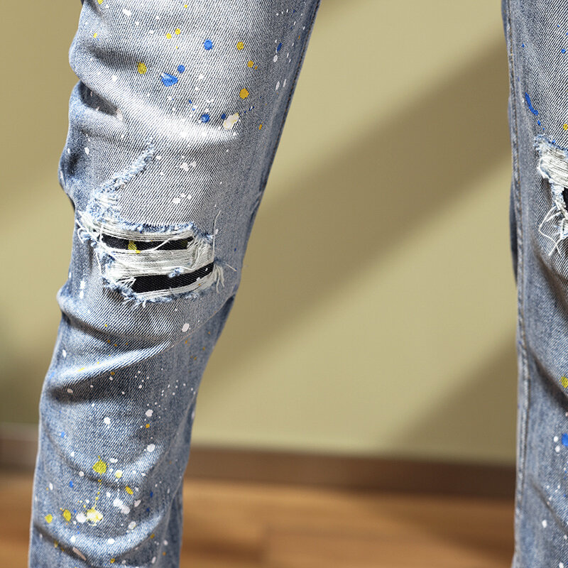 Pantalones vaqueros rasgados elásticos para Hombre, Jeans Retro de moda urbana, color azul claro, diseño pintado, Hip Hop