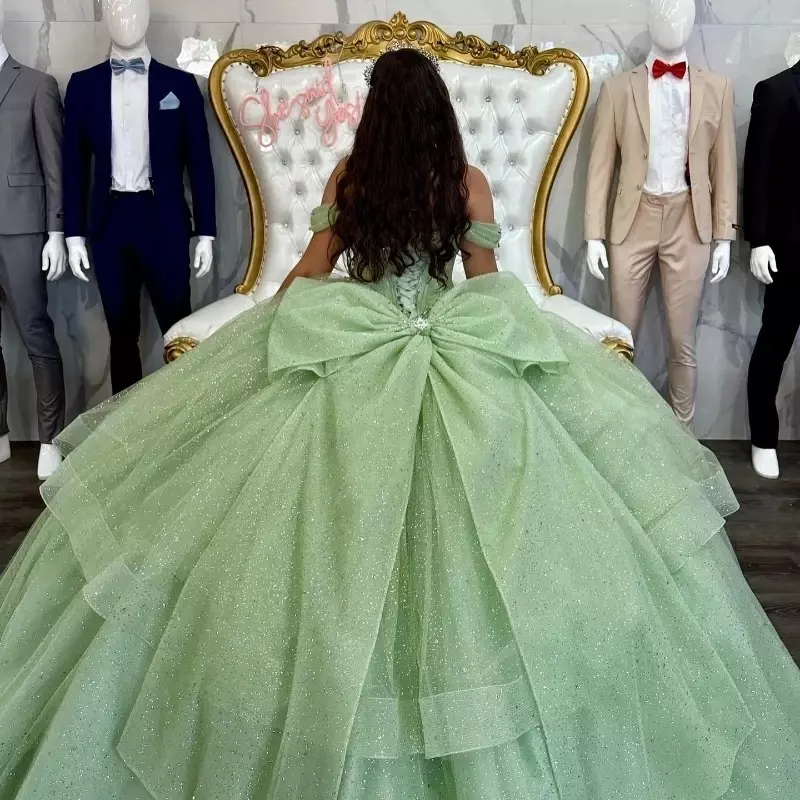 Блестящее зеленое блестящее платье Quinceanera с бантом и открытыми плечами, платья 15 лет