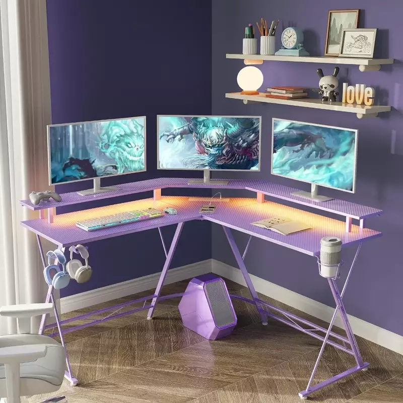 Meja Komputer 50.4 inci dengan lampu LED & stop kontak, Meja game bentuk L permukaan serat karbon dengan dudukan Monitor, ungu