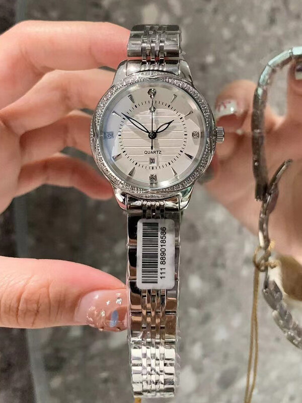 เคสเพชรเหล็กนาฬิกาควอตซ์ชุบกระจกสีฟ้า3เข็ม2024นาฬิกาแฟชั่นสุดหรูใหม่สำหรับผู้หญิง
