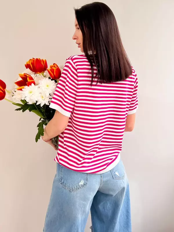T-shirt listrada tricotada básica para mulheres, macio com o pescoço, manga curta, top de malha, malha coreana, t-shirt fit, verão, 2022