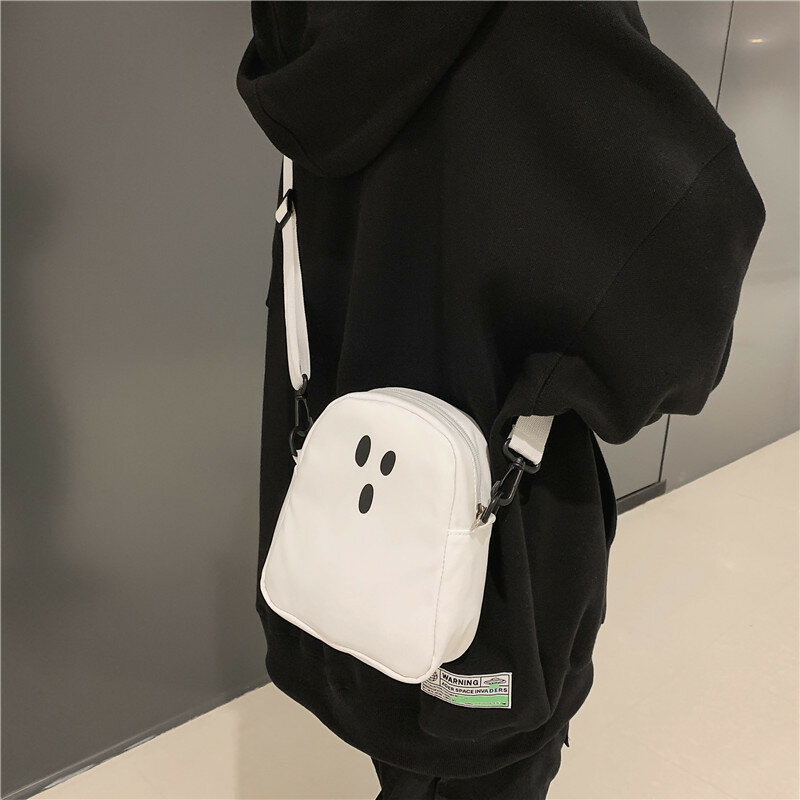 สีดำสีขาวตลกน่ารัก Ghost ผู้หญิงแบบน่ารักผ้าใบกระเป๋า Harajuku Chic Ins กระเป๋านักช้อปสะพายไหล่สำหรับผู้หญิงกระเป๋าขนาดใหญ่ความจุ