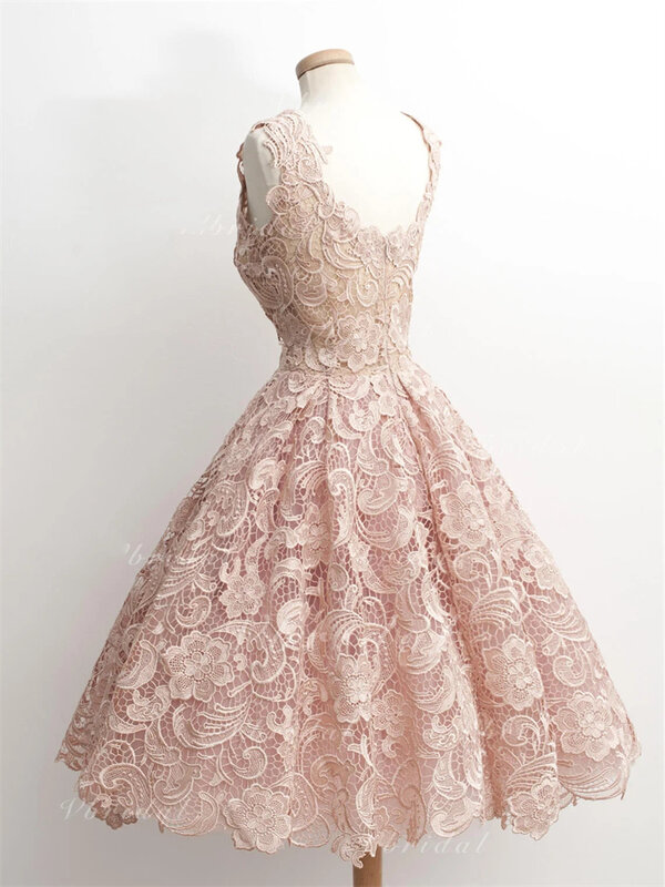 2023 Chic Scoop Lace Cocktail Dresses Princess Short Homecoming Dresses Short Sleeves Lace Appliques Plus Size Elegant Mini Gown