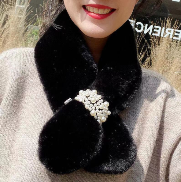 Bufanda cruzada de felpa suave con hebilla de perla para mujer, calentador de cuello cálido, elegante, cuello de piel de conejo de imitación, 2023