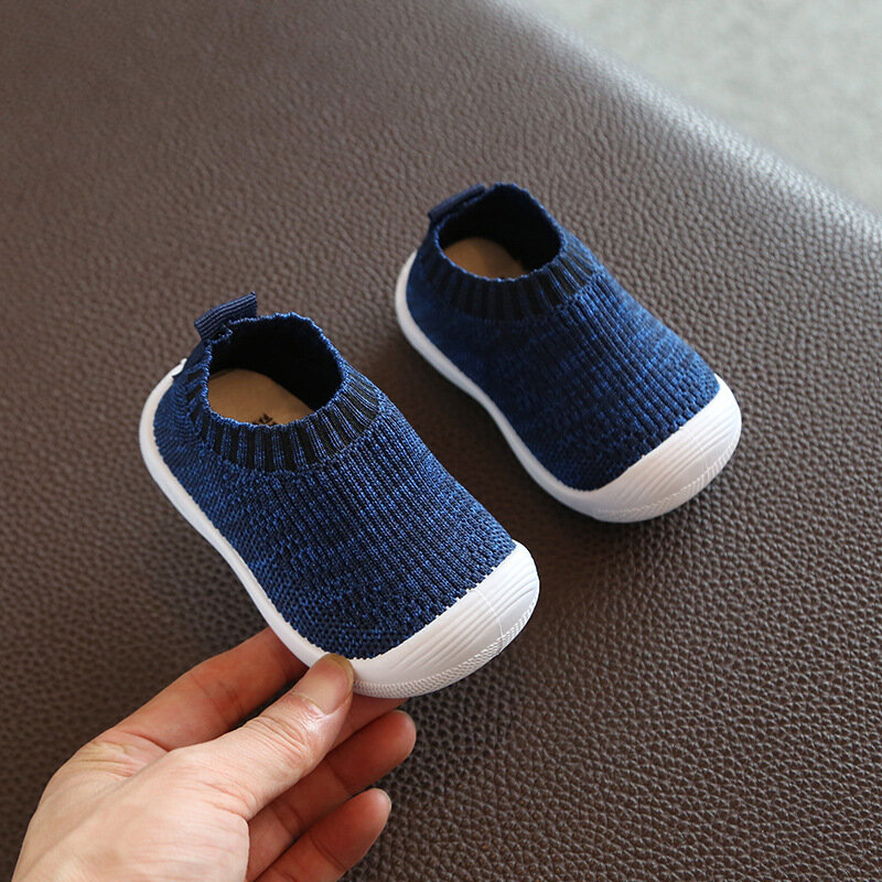Sapatos respiráveis infantis para primeiros passos, tênis infantil para meninos e meninas, sapatos confortáveis de malha com fundo macio e antiderrapante