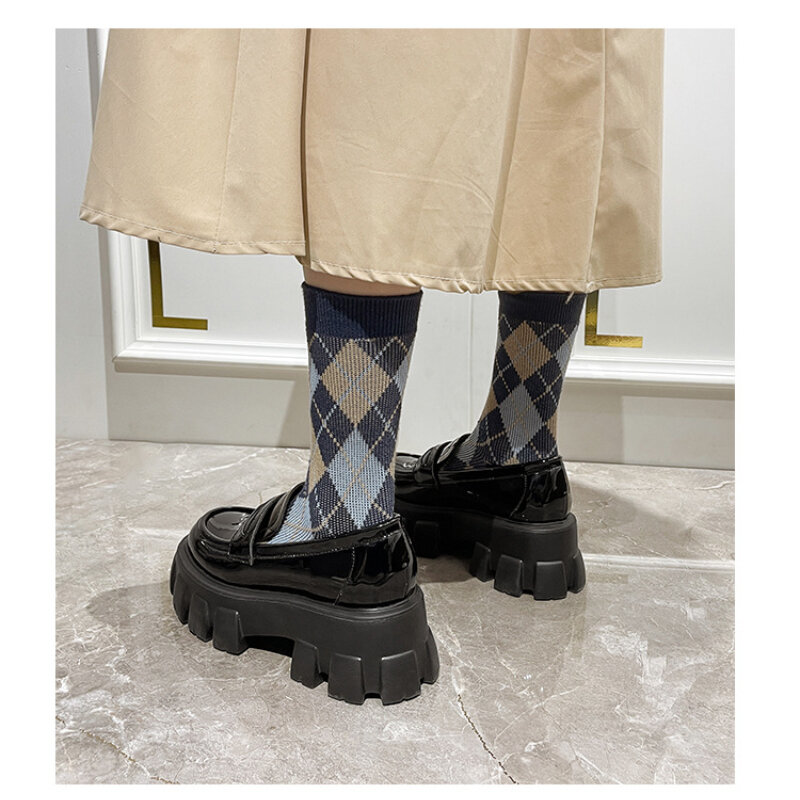 Sapatos femininos 2023 primavera e outono estilo britânico do punk sapatos de plataforma deslizamento em mocassins moda pequenos sapatos de couro feminino