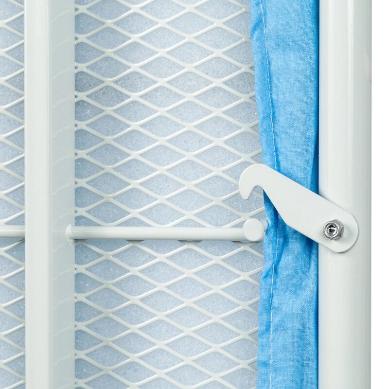 Niebiesko-biała deska do prasowania wisząca na drzwiach